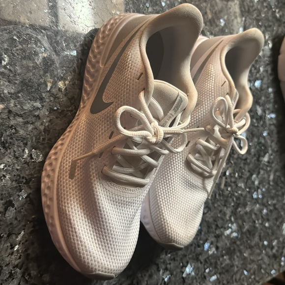 White Nike Revolution Size 9 - Picture 3 of 6